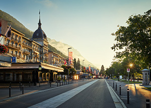 הרחוב הראשי באינטרלקן על רקע ההרים