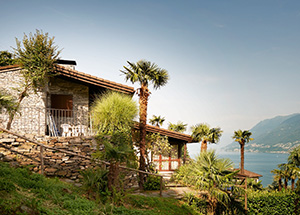 בית על רקע אגם מג'ורה בככפר הנופש בריסאגו