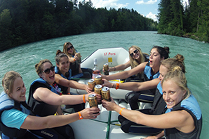 קבוצת נשים נהנית מבירה בראפטינג בנהר הריין