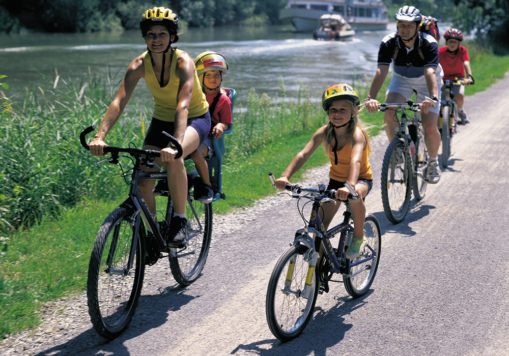 משפחה עם ילדים רוכבת לאורך נהר הריין