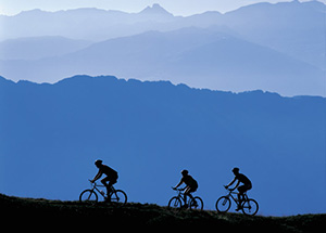 רוכבי אופניים בטיול שקיעה באזור גראובינדן