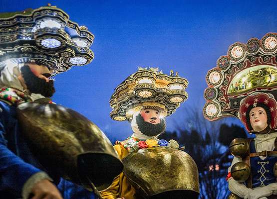 חוגגים בתחפושות בפסטיבל סילבסטר באפנזל