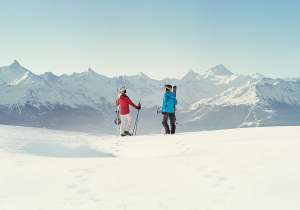 Switzerland Winter: Crans-Montana, גולשי סקי לקראת גלישב באזור אנגלברג